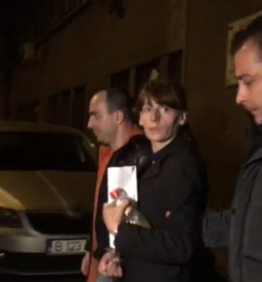 ANCHETĂ: Femeia suspectată că a ucis o tânără, împingând-o în faţa metroului, a fost reţinută