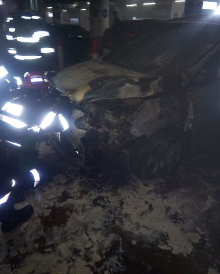 PANICĂ: Incendiu în parcarea subterană a unui centru comercial din Baia Mare (FOTO)