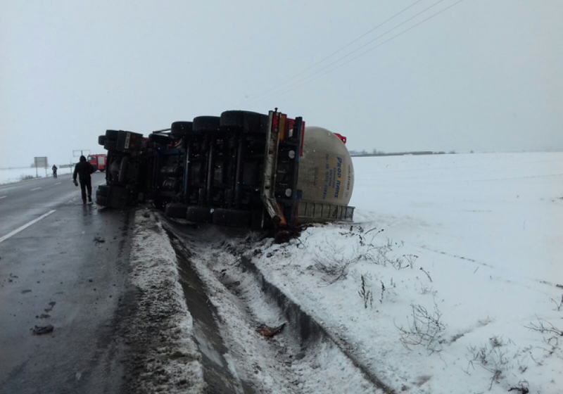 INTERVENȚIE DE URGENȚĂ: O cisternă încărcată cu 23 de tone de butanol şi octanol s-a răsturnat într-un sens giratoiu