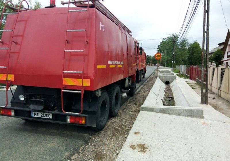 112: Mașină în flăcări. O persoană se afla în autovehicul