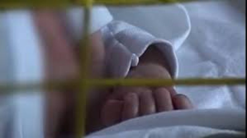 INCIDENT: O femeie este cercetată după ce fetiţa ei a căzut în apă clocotită, dar a refuzat să o ducă la spital INCIDENT: O femeie este cercetată după ce fetiţa ei a căzut în apă clocotită, dar a refuzat să o ducă la spital