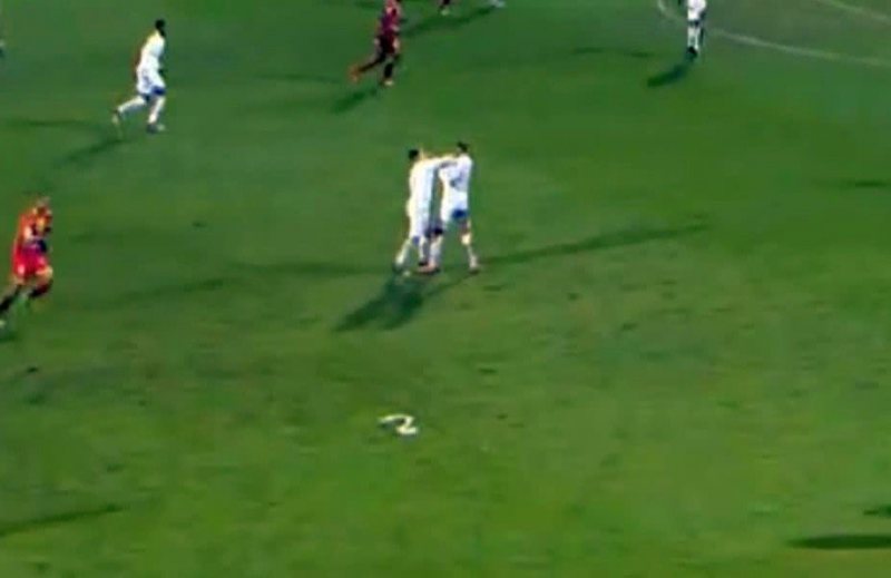 AU LUAT-O RAZNA: Un fotbalist i-a dat un cap în gură unui coechipier, care a replicat cu o directă de dreapta. Asta în timpul meciului AU LUAT-O RAZNA: Un fotbalist i-a dat un cap în gură unui coechipier, care a replicat cu o directă de dreapta. Asta în timpul meciului