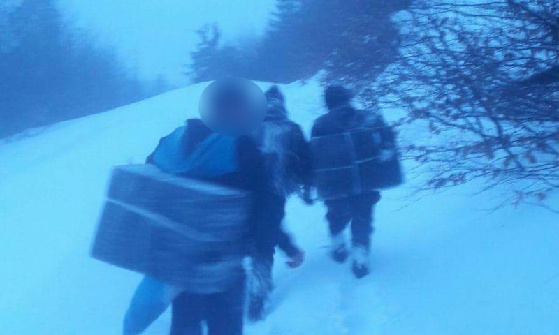 CONTRABANDĂ: Un minor şi un tânăr de 20 de ani au fost reţinuţi pentru trafic cu ţigări în valoare de 16.400 lei CONTRABANDĂ: Un minor şi un tânăr de 20 de ani au fost reţinuţi pentru trafic cu ţigări în valoare de 16.400 lei