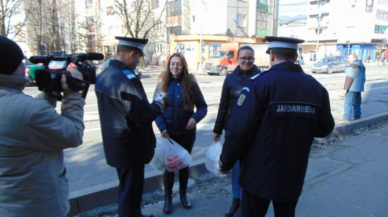 DE 1 MARTIE: Jandarmii maramureșeni au dăruit mărțișoare DE 1 MARTIE: Jandarmii maramureșeni au dăruit mărțișoare
