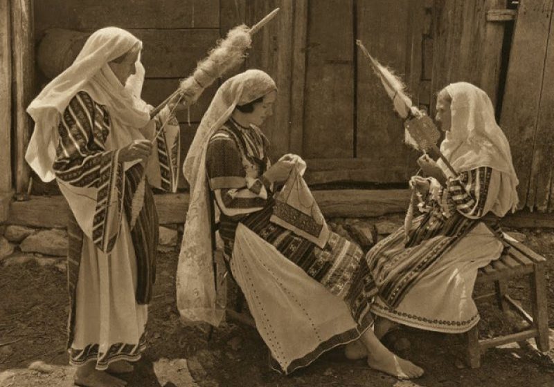 SATUL ROMÂNESC: Tradiţii şi obiceiuri din bătrâni despre viaţă şi politeţe SATUL ROMÂNESC: Tradiţii şi obiceiuri din bătrâni despre viaţă şi politeţe