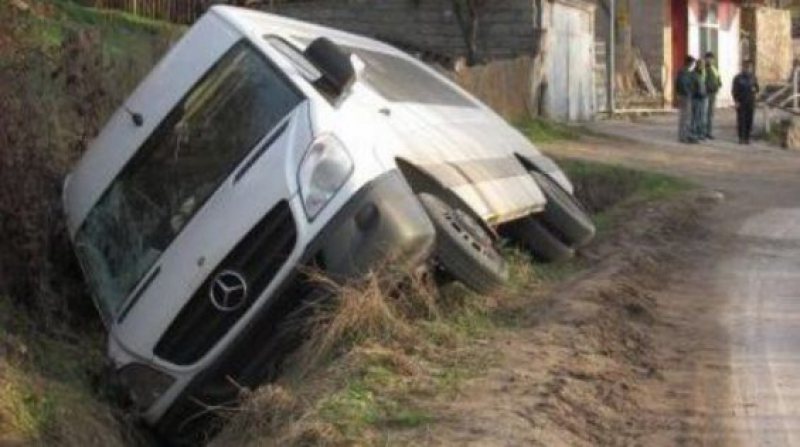 112: Un microbuz cu 9 pasageri s-a răsturnat în localitatea Săbişa 112: Un microbuz cu 9 pasageri s-a răsturnat în localitatea Săbişa