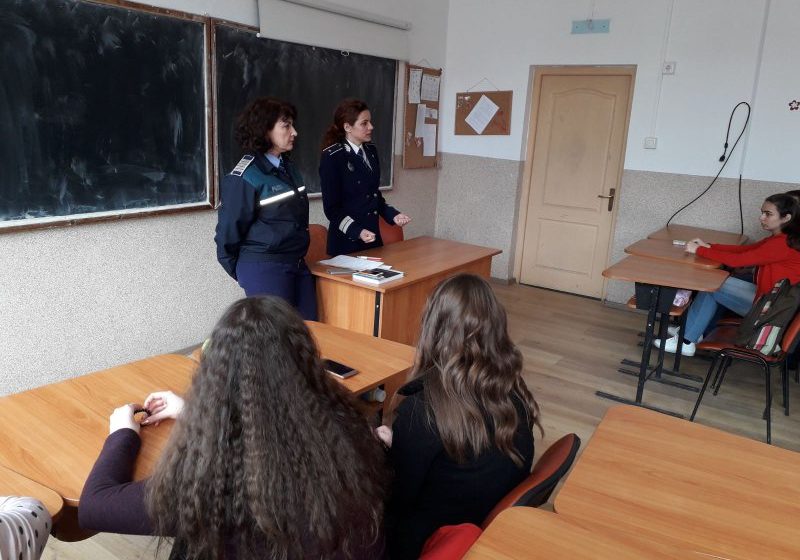 LA DISCUȚII: Elevii s-au întâlnit cu polițiștii în cadrul unei campanii contra violenței LA DISCUȚII: Elevii s-au întâlnit cu polițiștii în cadrul unei campanii contra violenței