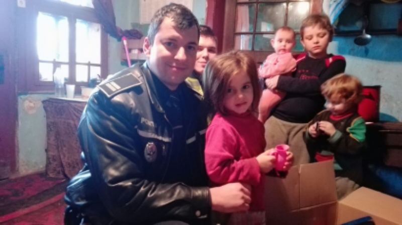 MISIUNE DE SUFLET: Polițiștii le-au dus daruri unor copii din familii defavorizate MISIUNE DE SUFLET: Polițiștii le-au dus daruri unor copii din familii defavorizate