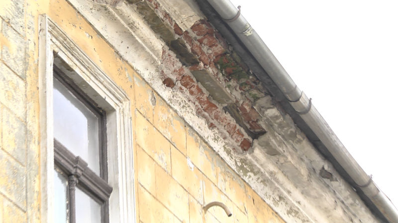 FIȚI CU BĂGARE DE SEAMĂ: Zeci de clădiri cărora le pică tencuiala reprezintă un pericol pentru trecători FIȚI CU BĂGARE DE SEAMĂ: Zeci de clădiri cărora le pică tencuiala reprezintă un pericol pentru trecători