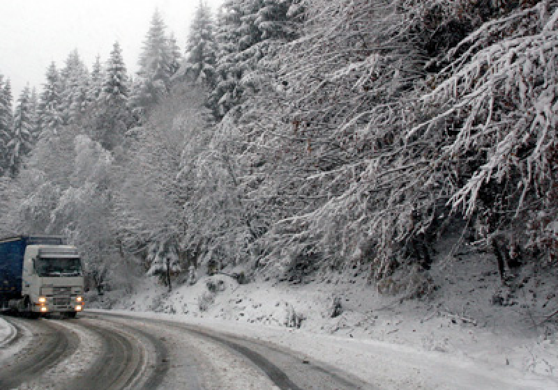 NINGE: 32 de utilaje cu lamă acţionează pentru îndepărtarea zăpezii în Maramureş