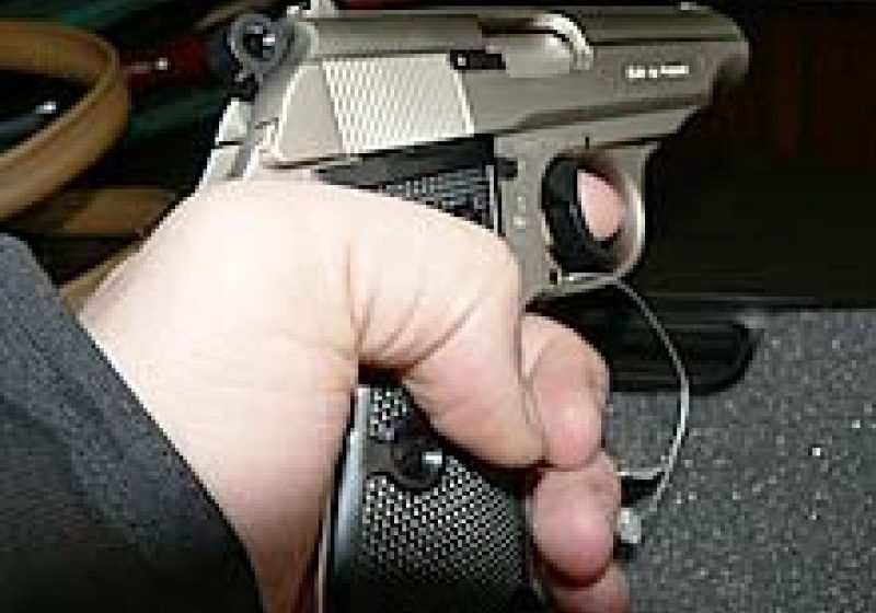 S-A JUCAT CU FOCUL: Un pistol, muniție și aproape 200 de petarde găsite la un tânăr S-A JUCAT CU FOCUL: Un pistol, muniție și aproape 200 de petarde găsite la un tânăr