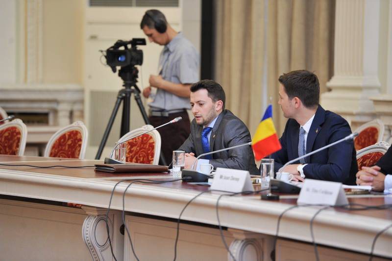 UN PARLAMENTAR MARAMUREŞEAN IA ATITUDINE: Banderolă albă, în semn de protest, la lucrările Parlamentului UN PARLAMENTAR MARAMUREŞEAN IA ATITUDINE: Banderolă albă, în semn de protest, la lucrările Parlamentului