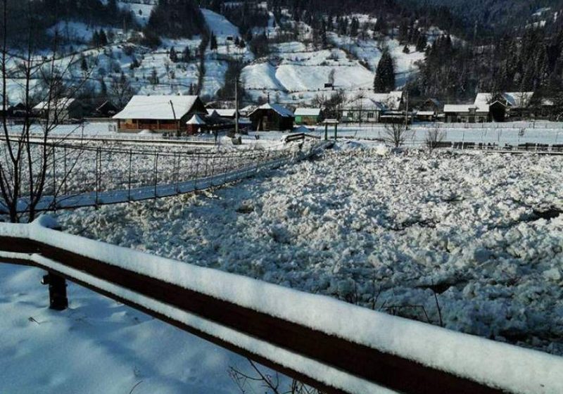 ALERTĂ: S-au format gheţari pe râu. Pirotehniştii încearcă să deblocheze cursul apei ALERTĂ: S-au format gheţari pe râu. Pirotehniştii încearcă să deblocheze cursul apei