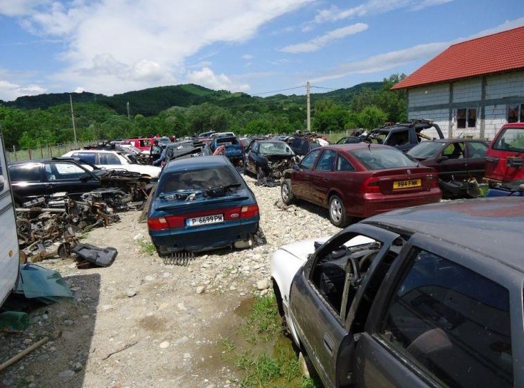 ÎNŞELĂCIUNE: Un tânăr şi-a lăsat maşina la reparat, iar mecanicul i-a vândut-o la fier vechi