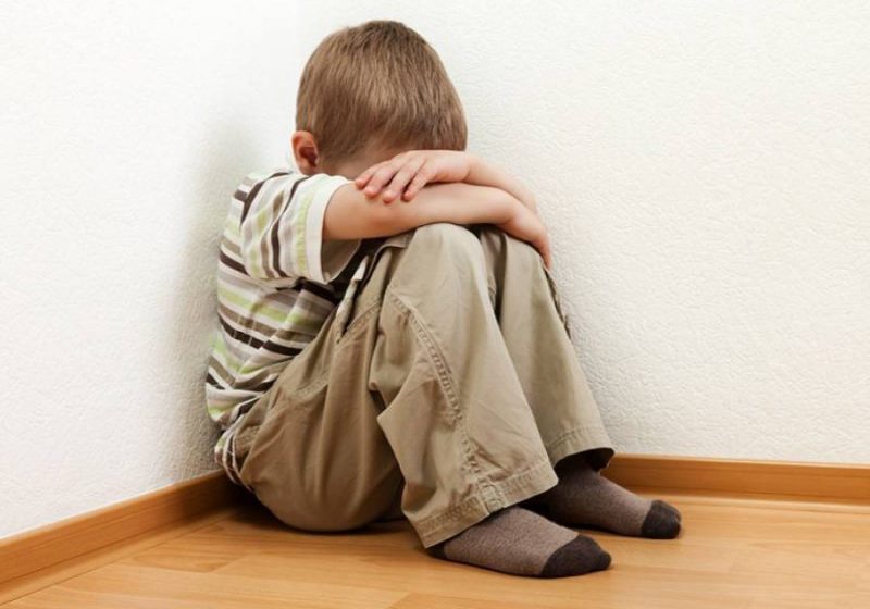 CAZ REVOLTĂTOR: Un băiețel de opt ani a fost bătut cu parul de învăţător
