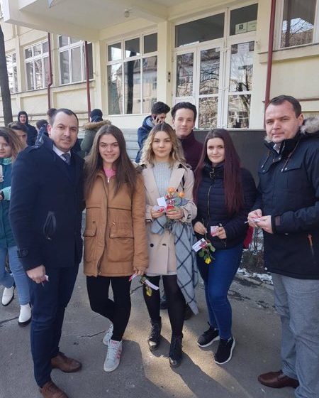 GEST: 400 de mărțișoare au fost oferite de tinerii social democrați maramureșeni