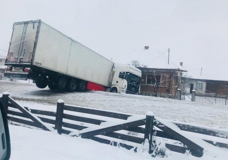 112: Un TIR a derapat şi a intrat în curtea unei case în comuna Buciumi 112: Un TIR a derapat şi a intrat în curtea unei case în comuna Buciumi