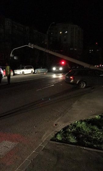 ULTIMA ORĂ: Două persoane accidentate pe zebră, în zona SRI. Stâlp de curent rupt (FOTO)