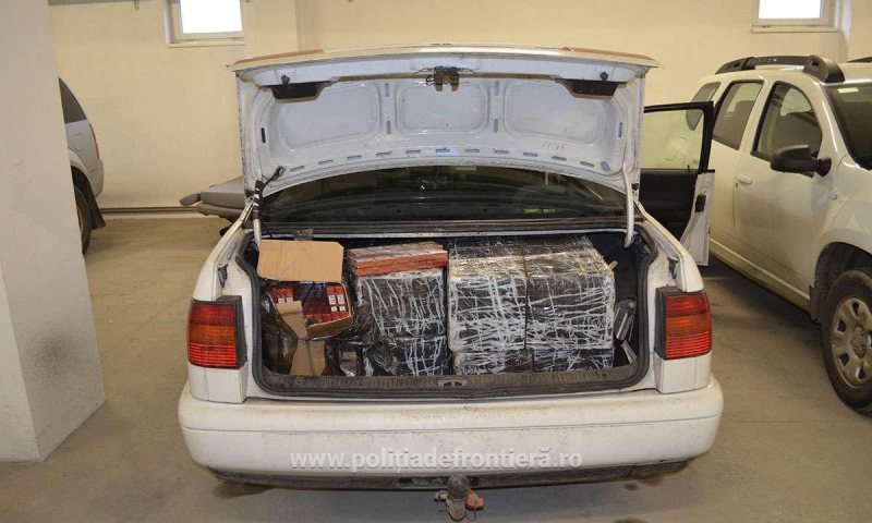 CONTRABANDĂ: Aproape 12.000 de pachete de țigări abandonate au fost găsite de polițiștii de frontieră CONTRABANDĂ: Aproape 12.000 de pachete de țigări abandonate au fost găsite de polițiștii de frontieră