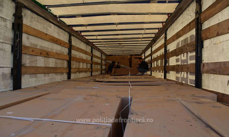 NU LE-A IEȘIT: Trei iranieni și un irakian care voiau să treacă fraudulos granița, găsiți într-un tir, printre scaune de avioane NU LE-A IEȘIT: Trei iranieni și un irakian care voiau să treacă fraudulos granița, găsiți într-un tir, printre scaune de avioane