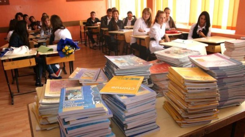 UNIUNEA EDITORILOR: Ministerul Educaţiei va livra la timp nişte manuale făcute pe "colţul mesei" UNIUNEA EDITORILOR: Ministerul Educaţiei va livra la timp nişte manuale făcute pe "colţul mesei"