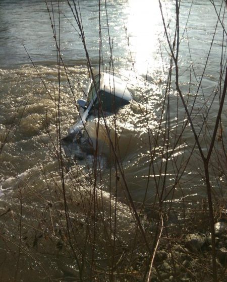 112: Mașină căzută în Râul Iza, zona Valea Hotarului (FOTO) 112: Mașină căzută în Râul Iza, zona Valea Hotarului (FOTO)