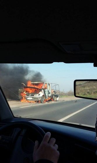 PANICĂ: Un microbuz care transporta persoane şi materiale textile a luat foc în mers PANICĂ: Un microbuz care transporta persoane şi materiale textile a luat foc în mers