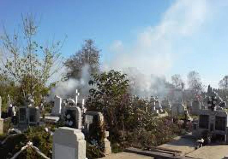 112: Incendiu la cimitirul din Vişeu de Sus