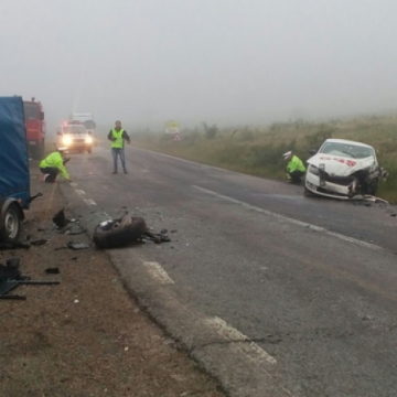 ACCIDENT: Trei persoane rănite în urma impactului dintre un microbuz şi un autoturism ACCIDENT: Trei persoane rănite în urma impactului dintre un microbuz şi un autoturism