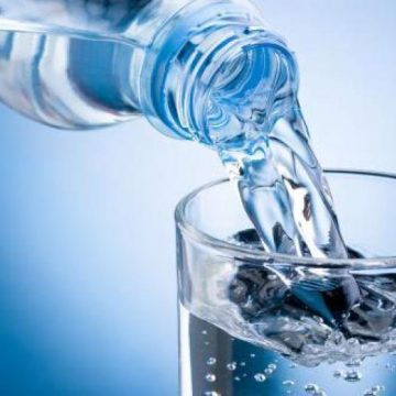 CERCETĂTORI: Consumul de apă minerală ar putea fi una dintre cauzele obezității CERCETĂTORI: Consumul de apă minerală ar putea fi una dintre cauzele obezității