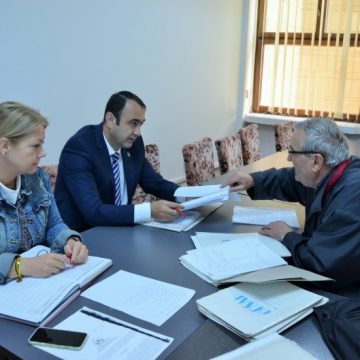 CU PROBLEME, LA PREFECTURĂ: Cetățeni primiți în audiență de prefectul Vasile Moldovan CU PROBLEME, LA PREFECTURĂ: Cetățeni primiți în audiență de prefectul Vasile Moldovan
