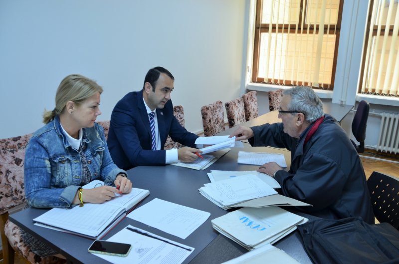 CU PROBLEME, LA PREFECTURĂ: Cetățeni primiți în audiență de prefectul Vasile Moldovan CU PROBLEME, LA PREFECTURĂ: Cetățeni primiți în audiență de prefectul Vasile Moldovan