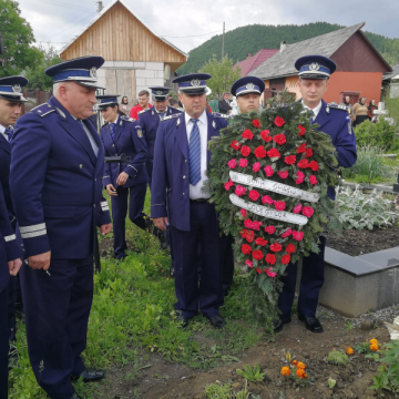 EROII NU MOR NICIODATĂ: Poliţiştii maramureşeni au adus un omagiu colegilor decedaţi în timpul misiunilor
