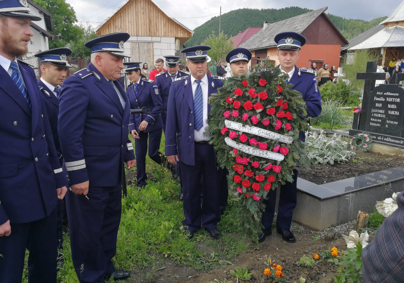 EROII NU MOR NICIODATĂ: Poliţiştii maramureşeni au adus un omagiu colegilor decedaţi în timpul misiunilor EROII NU MOR NICIODATĂ: Poliţiştii maramureşeni au adus un omagiu colegilor decedaţi în timpul misiunilor