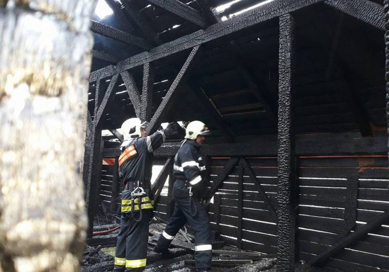REMEŢI: Incendiu la o casă de locuit