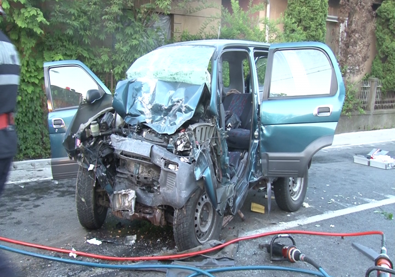 SIGURANŢA RUTIERĂ: Cele mai grave accidente, prezentate şoferilor cu abateri la regimul circulaţiei pe drumurile publice