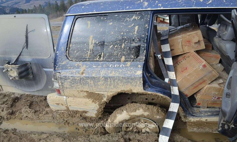 GREU DE PRINS ȘI CU FOCURI DE ARMĂ: Țigări s-au confiscat, dar contrabandiștii au scăpat GREU DE PRINS ȘI CU FOCURI DE ARMĂ: Țigări s-au confiscat, dar contrabandiștii au scăpat