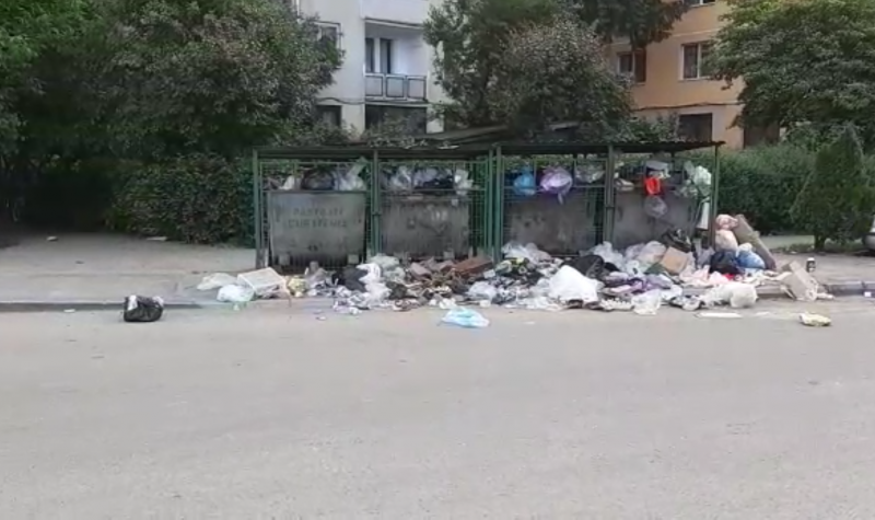 ENERVANT: În cartierul Independenței dau gunoaiele pe-afară ENERVANT: În cartierul Independenței dau gunoaiele pe-afară