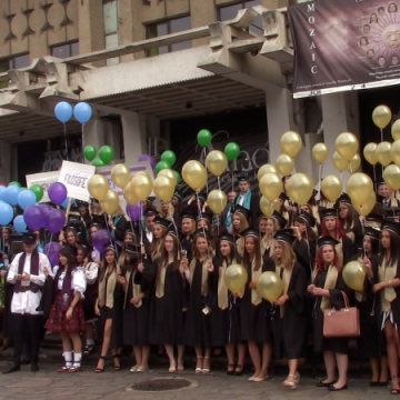 SPECIAL: Zi plină de emoții pentru absolvenții Facultății de Litere SPECIAL: Zi plină de emoții pentru absolvenții Facultății de Litere