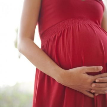 INS: Statistică alarmantă în România. Numărul fetelor care nasc înainte de 19 ani este în creştere
