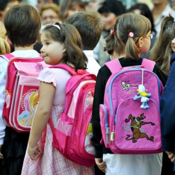 PROIECT: Ghiozdane care să nu cântărească mai mult de 10% din greutatea elevului ar putea deveni LEGE