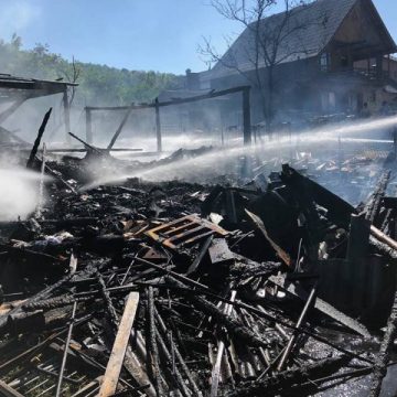 RUSCOVA: Magazie distrusă de flăcări