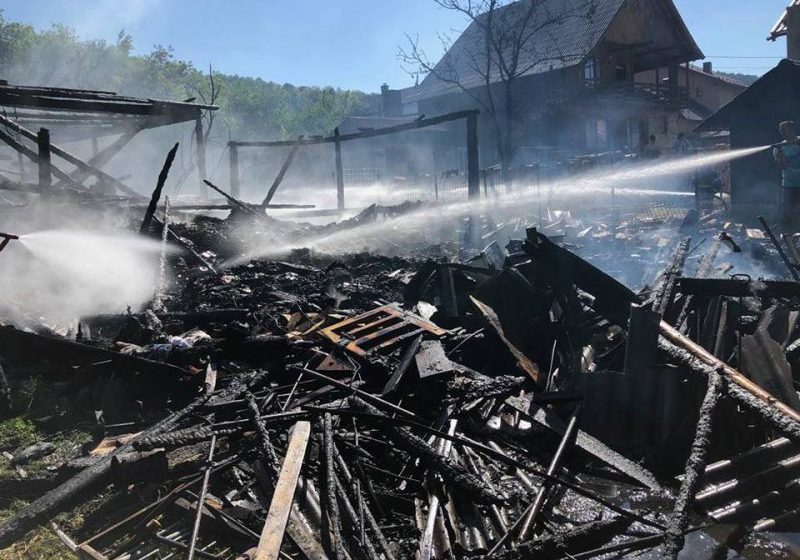 RUSCOVA: Magazie distrusă de flăcări