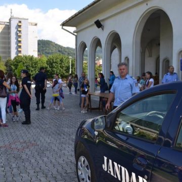 BAIA MARE: Cerșetori scandalagii la biserică și la gară. Au intervenit jandarmii