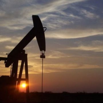 PIERDERI: Preţurile petrolului continuă să scadă, pe fondul creşterii producţiilor din Rusia şi OPEC