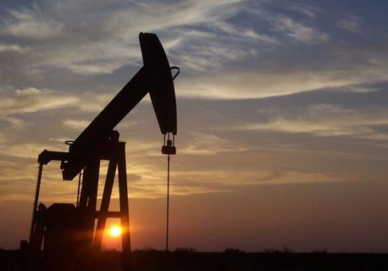 PIERDERI: Preţurile petrolului continuă să scadă, pe fondul creşterii producţiilor din Rusia şi OPEC