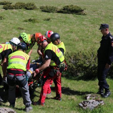 BORȘA: Doi alpiniști au căzut de pe versant într-o zonă greu accesibilă