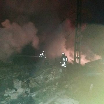 FOC PUS INTENŢIONAT LA BORŞA: Un tânăr a fost arestat preventiv pentru distrugere prin incendiere a celor 20 de anexe gospodăreşti (VIDEO)