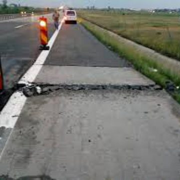 INTERVENŢIE DE NOAPTE PE AUTOSTRADA SOARELUI: Două plăci de beton, îndepărtate de pe banda de urgenţă