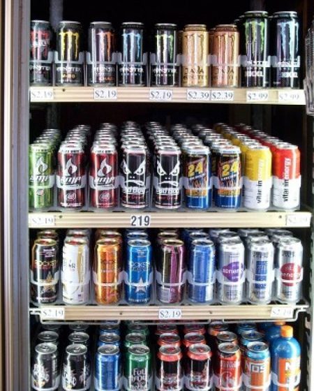 PROIECT: Comercianții nu vor mai putea vinde băuturi energizante copiilor sub 18 ani